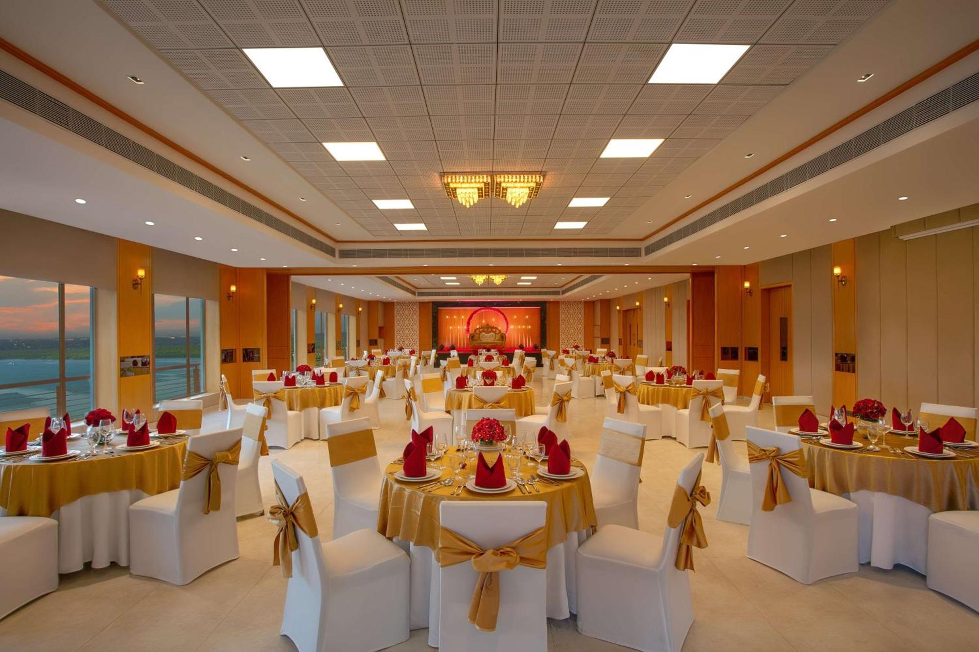 Doubletree By Hilton Goa - Panaji Hotel Exterior photo